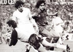 Miguel Ángel, portero del Real Madrid, sale a los pies de Marcos Alonso, del Barcelona, durante la final de la Copa del Rey del 83
