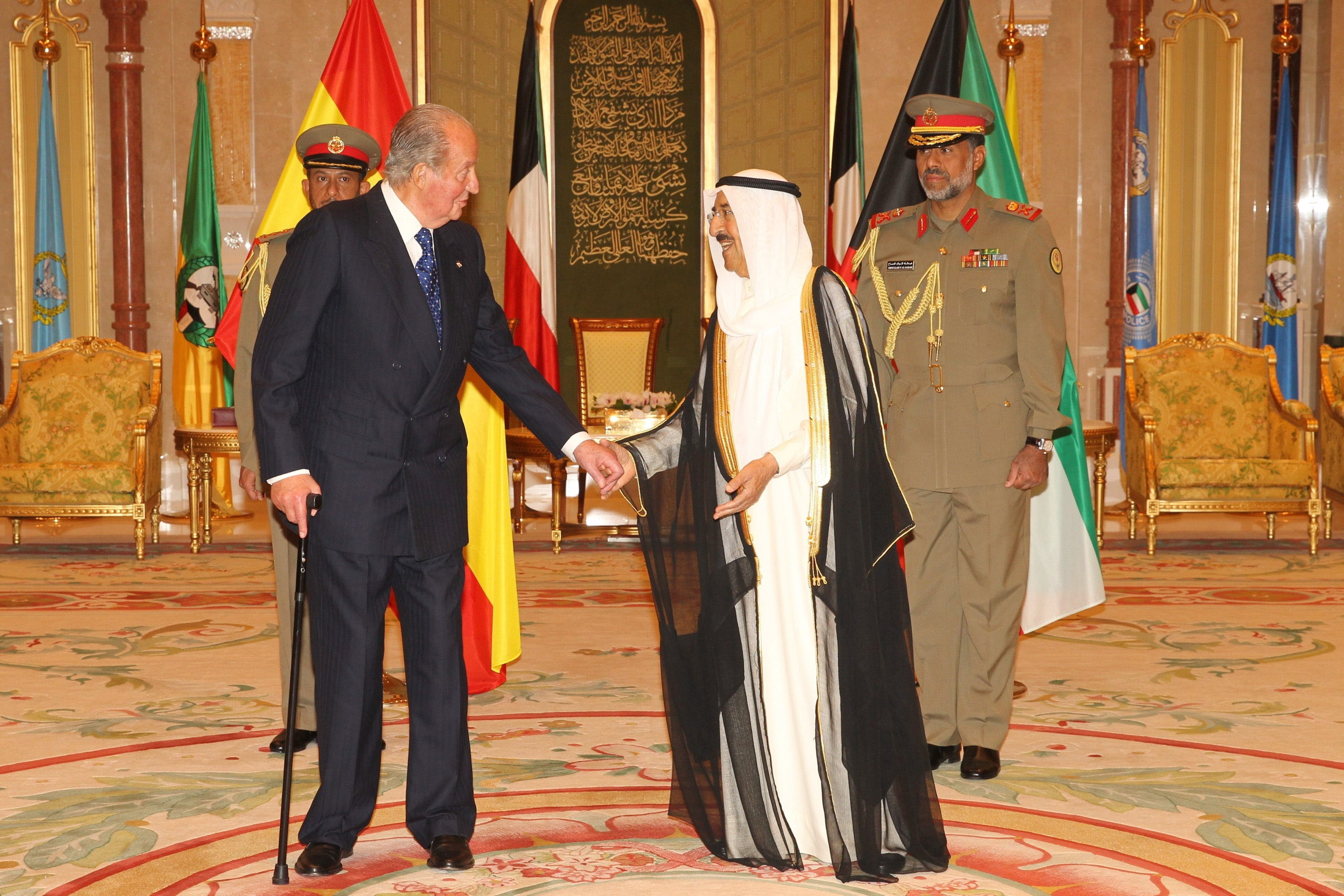 El Rey, junto con el emir de Kuwait. / Efe