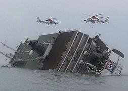 Helicópteros de rescate sobrevuelan el barco hundido./ Efe | Atlas