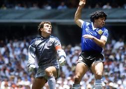 Maradona, en el partido frente a Inglaterra en 1986. / ARCHIVO