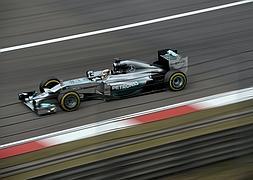 Hamilton lidera la segunda práctica de Shanghái. / Efe