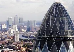 Vista del 'skyline' de Londres, con el 'gherkin' (pepinillo) en primer plano. / AFP