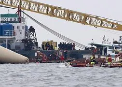 Continúan las operaciones de búsqueda y rescate tras naufragio del Sewol. / Foto: Efe
