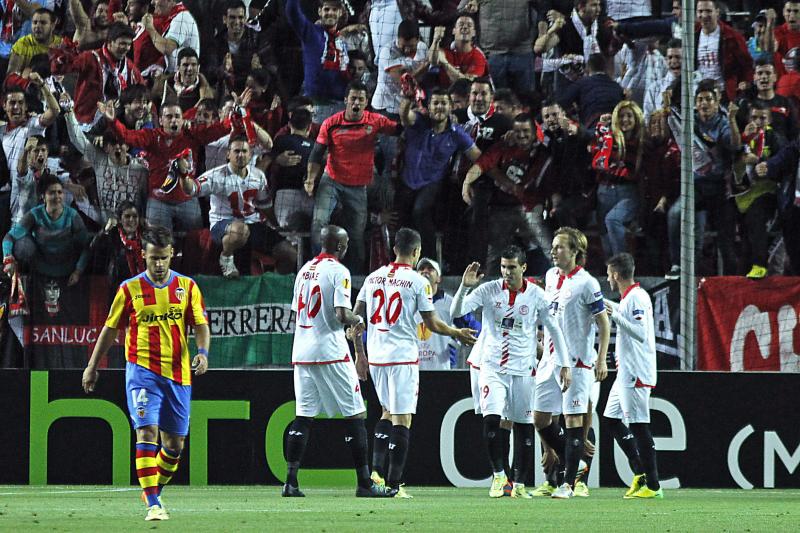 Los jugadores del Sevilla celebran uno de los tantos ante el Valencia. / Efe