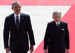 Barack Obama camina con el emperador japonés, Akihito. Foto: Efe