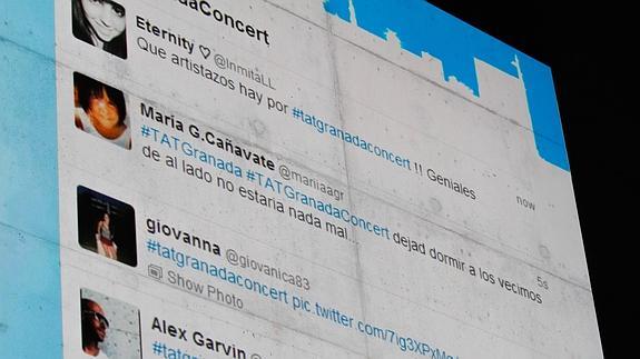 Comentarios de Twitter en una pantalla gigante.