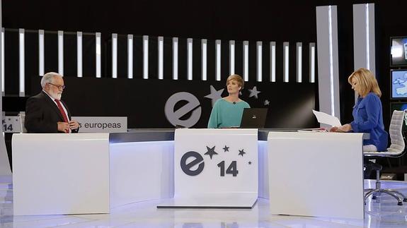 Cañete y Valenciano, en el debate, junto a la periodista María Casado. 