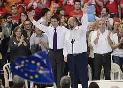 Valls y Schulz saludan tras el mitin. / EFE
