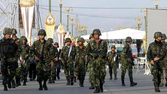 Varios soldados tailandeses ayer en Bangkok.