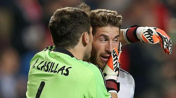 Casillas (i) habla con Ramos (d).