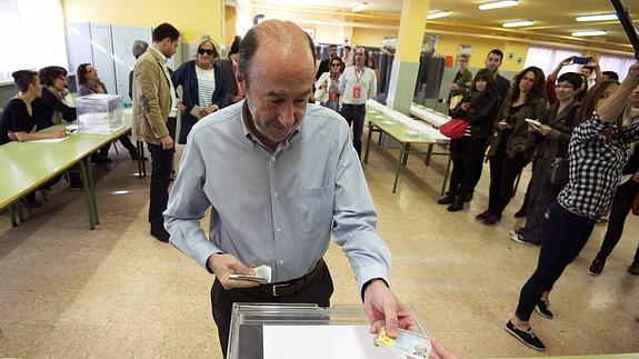 Rubalcaba, ayer, votando.