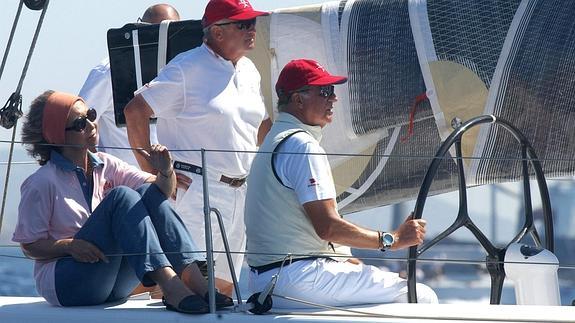 Don Juan Carlos I, a bordo de su velero.