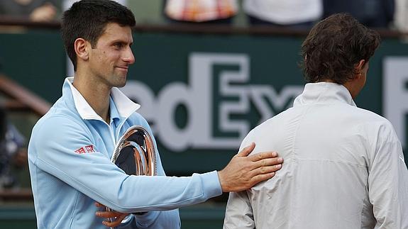 Djokovic (i) saluda a Nadal.