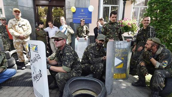 Activistas del Maidán ucraniano bloquean la entrada de la sede del Servicio de Fronteras ucraniano en Kiev