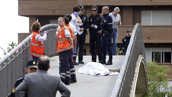 Sanitarios y Policías rodean el cuerpo de Isabel Carrasco