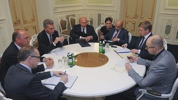 Imagen de la reunión entre el director del monopolio gasístico ruso, el primer ministro ucraniano y el comisario europeo de Energía. 