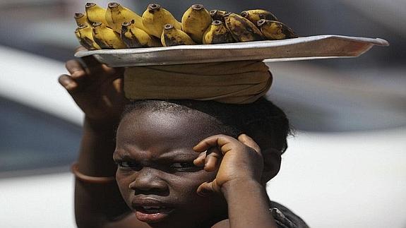 Un chico vende plátanos por la calle en Bangui, República Centro Africana. 