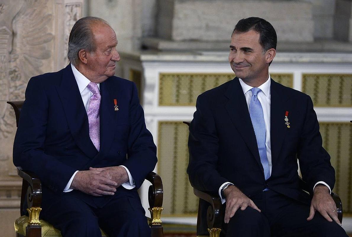 Felipe VI se abraza ayer con su padre, don Juan Carlos, en presencia de doña Sofía 