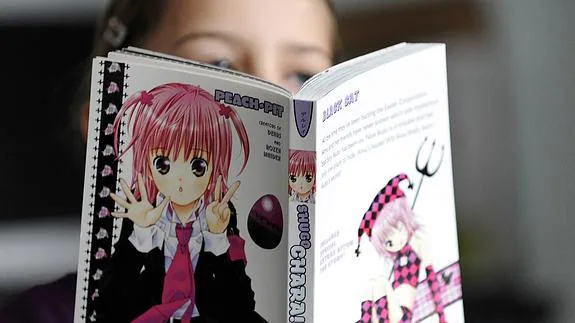 Una joven lee un cómic manga 