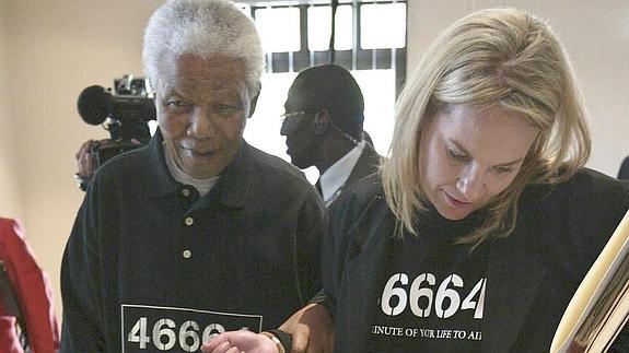 Mandela, junto Zelda la Grange, en una exposición de los diarios personales del expresidente en 2004 