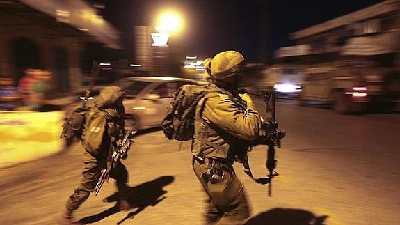 Soldados israelíes patrullan las calles de Hebrón (Palestina)