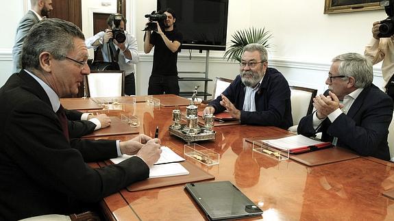 Gallardón, durante su reunión con Méndez y Toxo. 