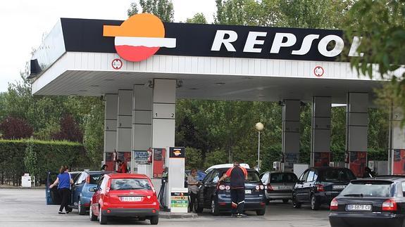 Clientes en la gasolinera de Repsol en Leioa. 