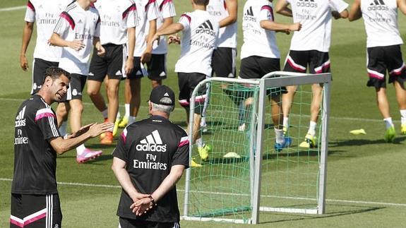 Hierro y Ancelotti, en un entrenamiento del Madrid 