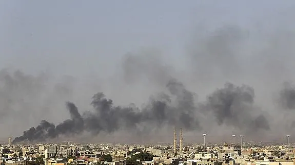 Una columna de humo, provocada por varias explosiones en el centro de Bengasi. Reuters