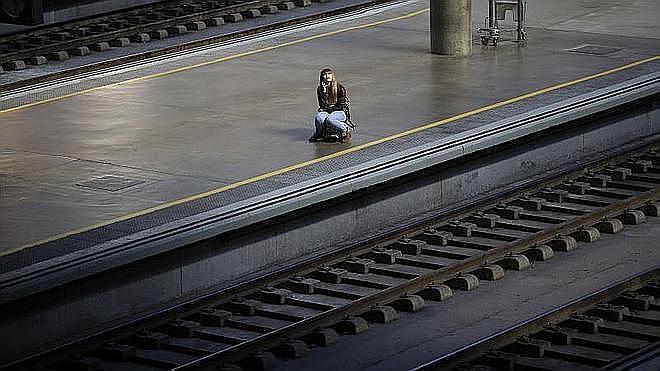 Una mujer espera en la estación de Santa Justa 