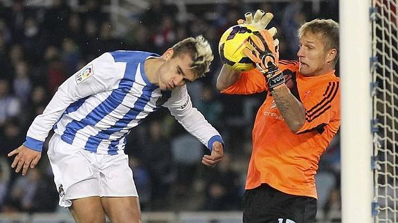 Yoel detiene un cabezazo de Griezmann. 