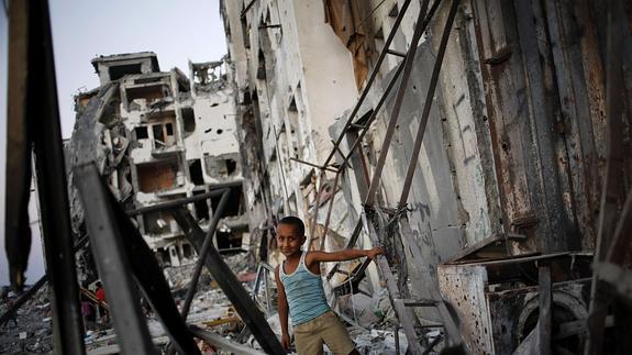 Un niño juega entre los escombros de las torres AL-Nada durante la tregua de 72 horas entre Hamás y el ejército israelí 