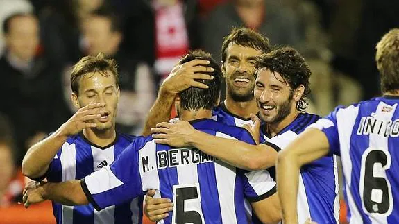 Los jugadores de la Real abrazan a Markel Bergara. 
