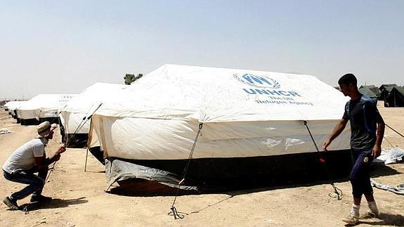 Voluntarios de la ONU preparan un campamento para refuegiados