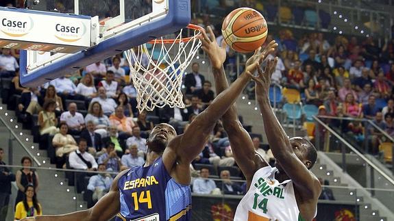 Ibaka pelea un rebote 