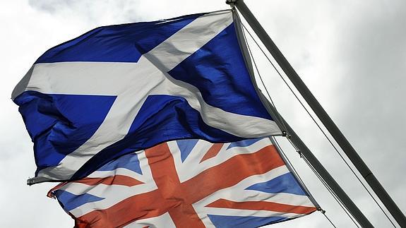 Las banderas de Escocia y del Reino Unido ondean en Gretna, frontera con Inglaterra.