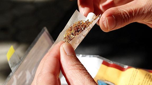Un fumador lía un cigarrillo
