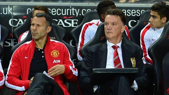 Louis Van Gaal (d), en el banquillo del United junto a Giggs. 