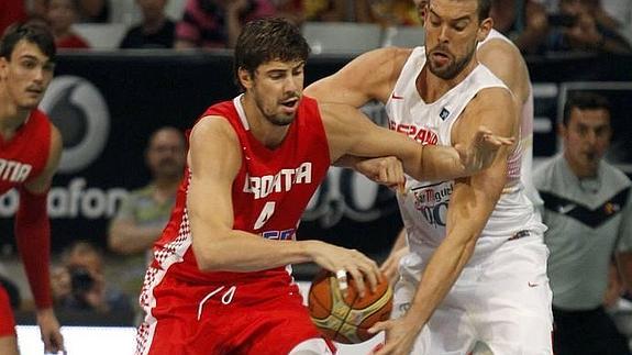 El barcelonista pelea con Marc Gasol en un amistoso reciente entre Croacia y España. 