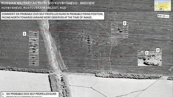 Imagen se satélite cedida por la OTAN que muestra seis vehículos de artillería rusa howitzer en un convoy en territorio ucraniano.