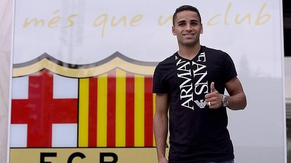 Douglas Pereira posa delante del escudo del Barcelona. 