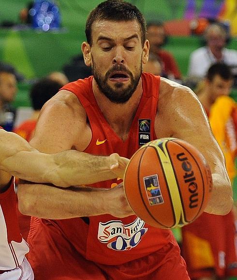 Marc Gasol (d) pelea por el balón. 