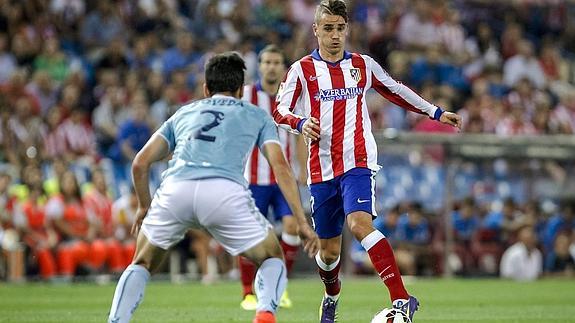 Griezmann controla el balón ante Bóveda. 