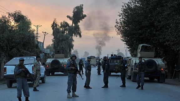 Soldados afganos vigilan la zona tras el atentado. 
