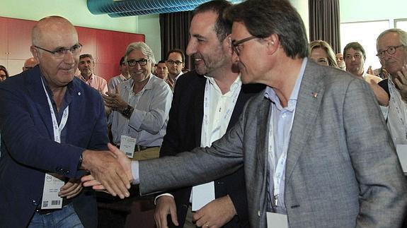 Josep A. Duran i Lleida saluda a Artur Mas.