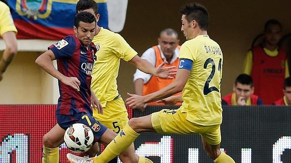 Pedro (i) pelea un balón con Bruno Soriano. 