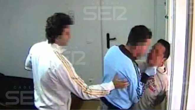 Un vídeo muestra cómo un policía agarra del cuello a un inmigrante