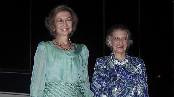 La reina Sofía (i) y su hermana, la princesa Irene, asisten a la celebración de las bodas de oro de su hermano, Constantino de Grecia, y Ana María de Dinamarca 