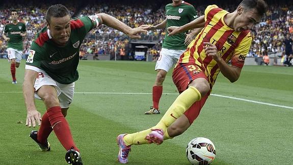 Munir (d) controla el balón ante Gurpegui (i). 