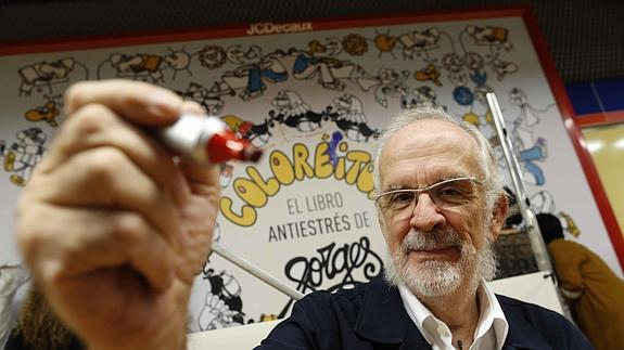 Antonio Fraguas, Forges, junto a un mural con la portada de 'Coloréitor'.